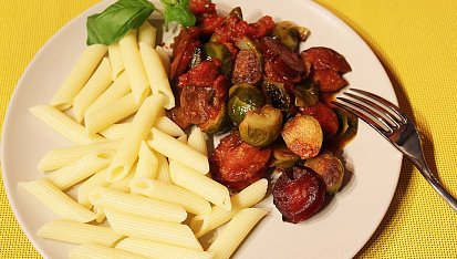 Růžičková kapusta s venkovským špekáčkem a rajčaty, Růžičková kapusta s venkovským špekáčkem a rajčaty
