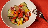 Rychlý okurkový salát s paprikami (Rychlý okurkový salát s paprikami)
