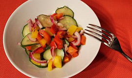 Rychlý okurkový salát s paprikami