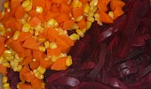 Salát z červené řepy s mrkví a kukuřicí