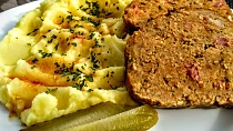 Sekaná  z vepřové plece s bylinkami a opečenou slaninou