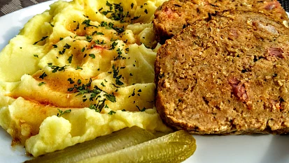 Sekaná  z vepřové plece s bylinkami a opečenou slaninou