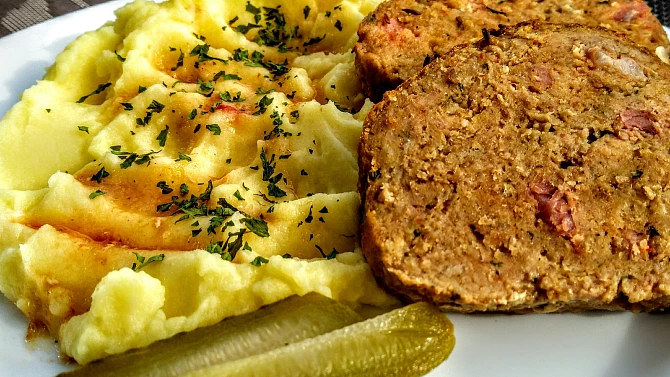 Sekaná  z vepřové plece s bylinkami a opečenou slaninou