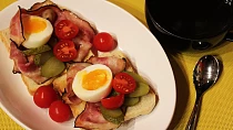 Skotská snídaně s anglickou slaninou