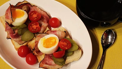 Skotská snídaně s anglickou slaninou