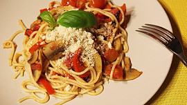 Špagety s rajčaty a žampiony
