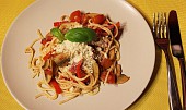Špagety s rajčaty a žampiony (Špagety s rajčaty a žampiony)