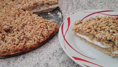 Strouhaný koláč s tvarohem a broskvemi, Moje varianta s celozrnnou moukou a trinovym cukrem :) misto broskvi  banány :)