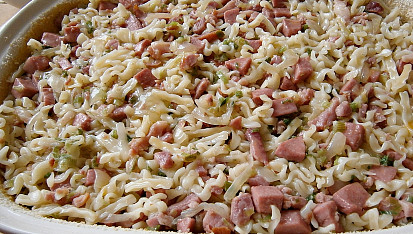 Zapečená uzenina s těstovinami a zeleninou