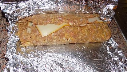 Zarolovaná sekaná se šunkou, sýrem a slaninou, Pomocí alobalu srolujeme
