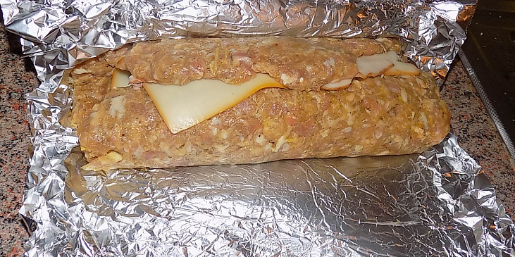 Zarolovaná sekaná se šunkou, sýrem a slaninou (Pomocí alobalu srolujeme)