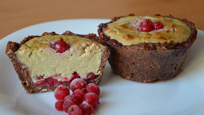 Zdravé tvarohovo-hokaidové muffiny v kakaovém košíčku, Varianta s náplní z matcha tea místo hokkaida, vespodu vrstva rybízu.