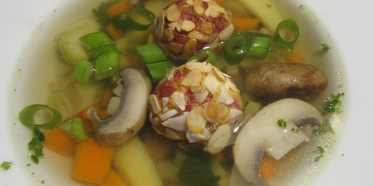 Zeleninová polévka se šunkovo-mandlovými knedlíčky