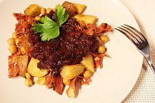 Červené brambory s chorizem ve stylu patatas bravas