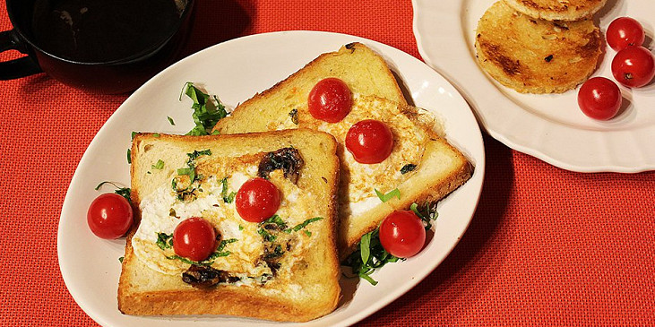 Děravý toast s vejcem a žampiony (Děravý toast s vejcem a žampiony)