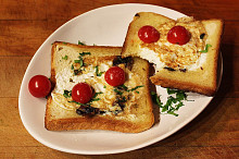 Děravý toast s vejcem a žampiony