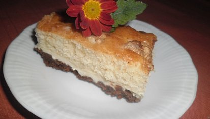Dvojbarevný koláč s tvarohem a ovocem
