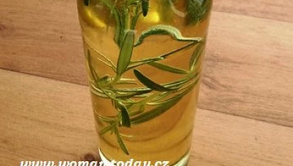 Estragonový domácí ocet, Lahev naplněná jablečným octem se snítkami estragonu - necháme minimálně 3 dny a po té již lze ochutnat.