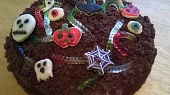 Halloweenský čokoládový dort, dozdobený lineckými sušenkami 