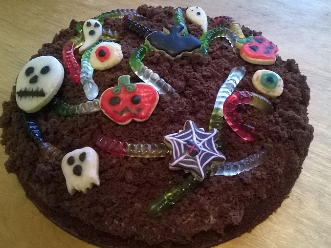 Halloweenský čokoládový dort, dozdobený lineckými sušenkami 