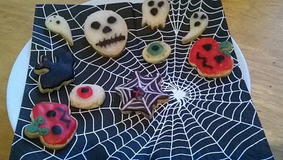 Halloweenský čokoládový dort, halloweenské linecké sušenky - skvělá zábava s dětmi :o)