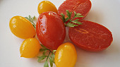 Kořeněná třešňová rajčata, V nálevu z pomerančové šťávy a obyčejného octa.