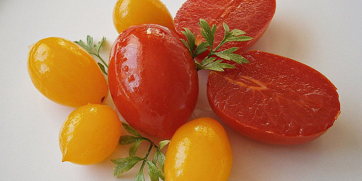 Kořeněná třešňová rajčata (V nálevu z pomerančové šťávy a obyčejného octa.)