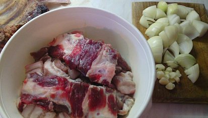 Krkovičkova vepřekovka  (vepřový bůček, vepřová uzená žebra, hovězí žebra = maso ve vlastní šťávě)