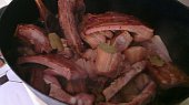 Krkovičkova vepřekovka  (vepřový bůček, vepřová uzená žebra, hovězí žebra = maso ve vlastní šťávě)