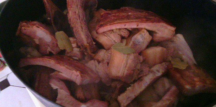 Krkovičkova vepřekovka  (vepřový bůček, vepřová uzená žebra, hovězí žebra = maso ve vlastní šťávě)
