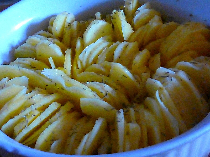 Křupavý bramborový koláč s cibulí a rozmarýnem