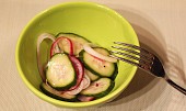 Okurkový salát s koprem a cibulí (Okurkový salát s koprem a cibulí )