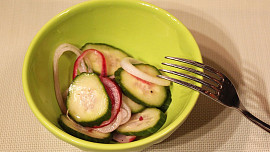Okurkový salát s koprem a cibulí