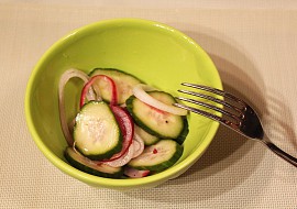 Okurkový salát s koprem a cibulí