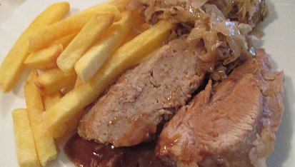 Pečené krůtí stehno s kaštanovou nádivkou a se zelím