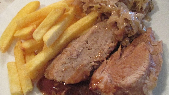Pečené krůtí stehno s kaštanovou nádivkou a se zelím