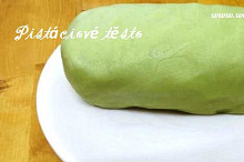 Připravené pistáciové těsto do strojku