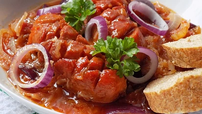 Špekáčky na kyselém zelí a pivu (bez kečupu)