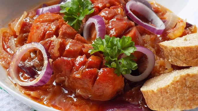 Špekáčky na kyselém zelí a pivu (bez kečupu)