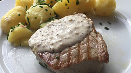 Steak z tuňáka s citronovo-hořčičnou omáčkou