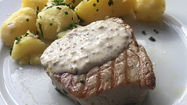 Steak z tuňáka s citronovo-hořčičnou omáčkou