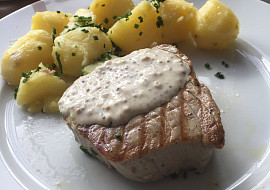 Steak z tuňáka s citronovo-hořčičnou omáčkou