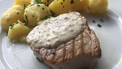 Steak z tuňáka s citronovo-hořčičnou omáčkou