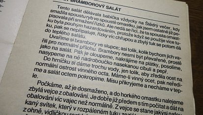 Teplý bramborový salát s vaječným svítkem