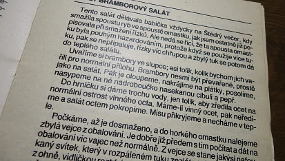 Teplý bramborový salát s vaječným svítkem