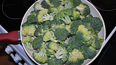 Těstoviny s brokolicí, kuřecím masem a sýrem
