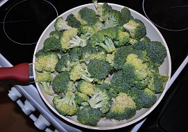Těstoviny s brokolicí, kuřecím masem a sýrem
