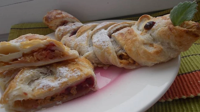 Závin s jablky, kokosem a brusinkami