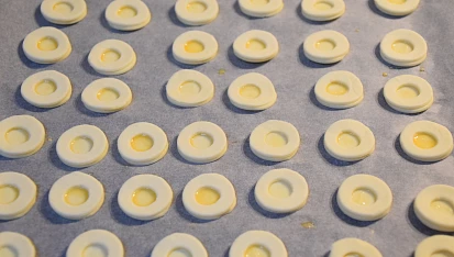 Amuse-bouche z listového těsta, Na plná kolečka dáme  vykrojená.