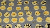 Amuse-bouche z listového těsta, Potřeme vyjíčkem a posypeme semínky.